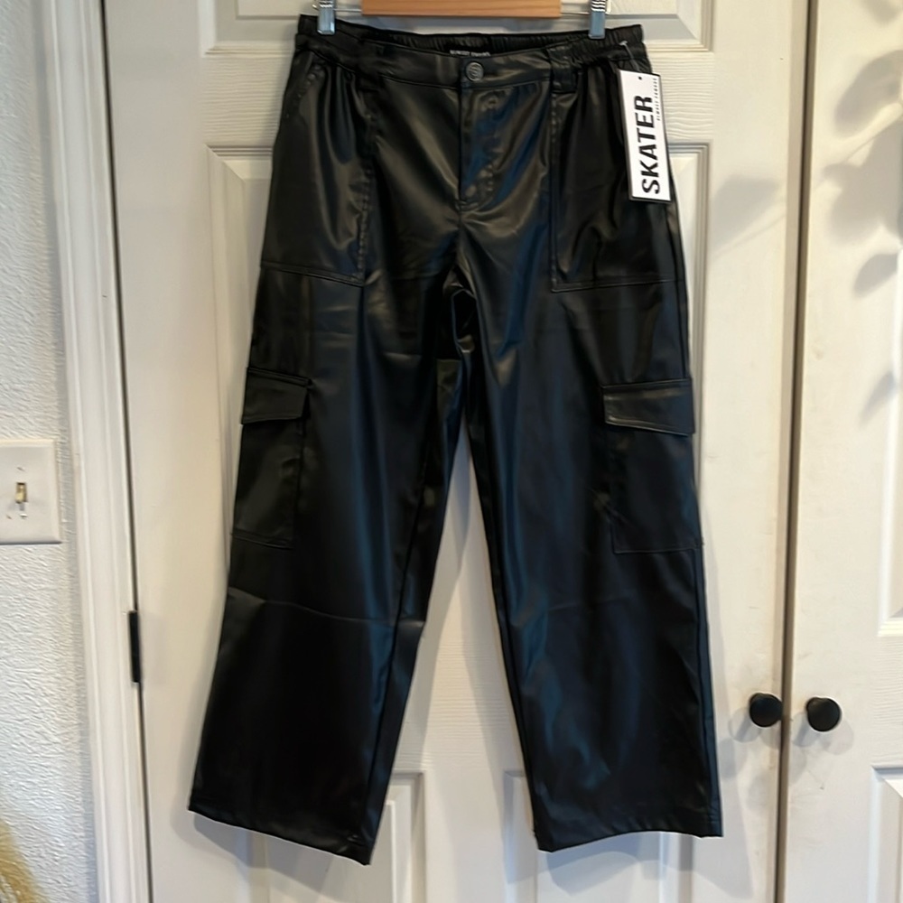 Almost Famous brand size L skater style cargo ride leg pants- NWT